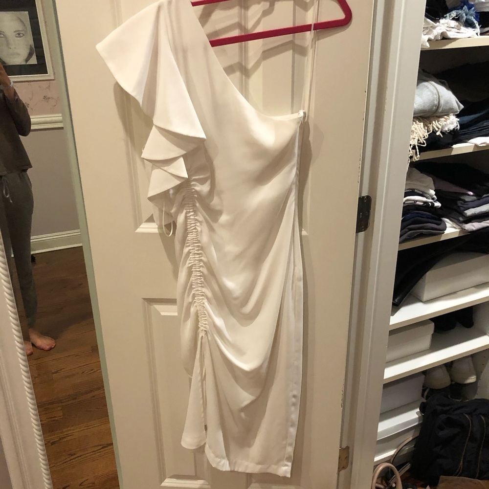 Beautiful white dress **sleeve has been removed** - Picture 4 of 8